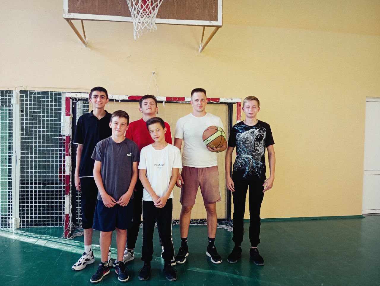 Занятия в спортивной секции «Баскетбол».