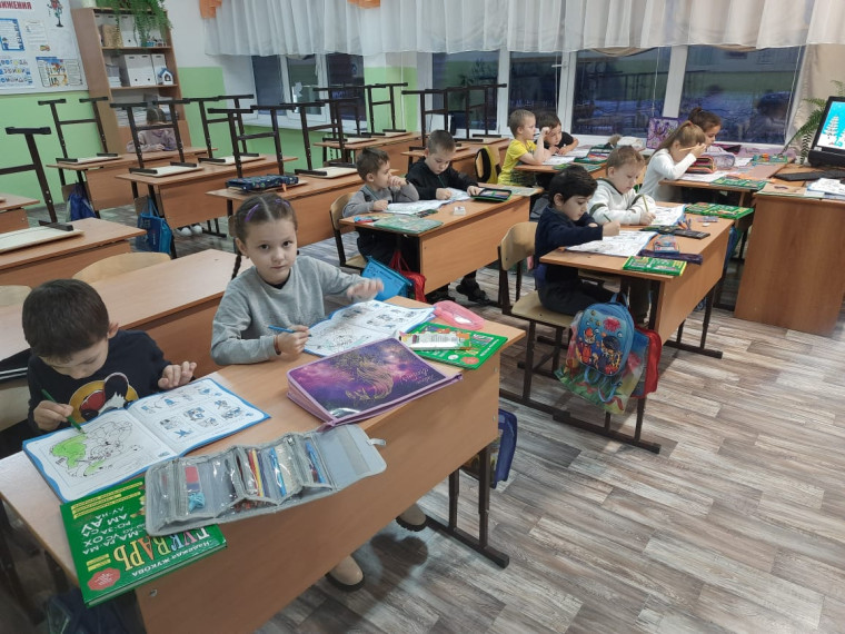 Занятия с будущими первоклассниками.